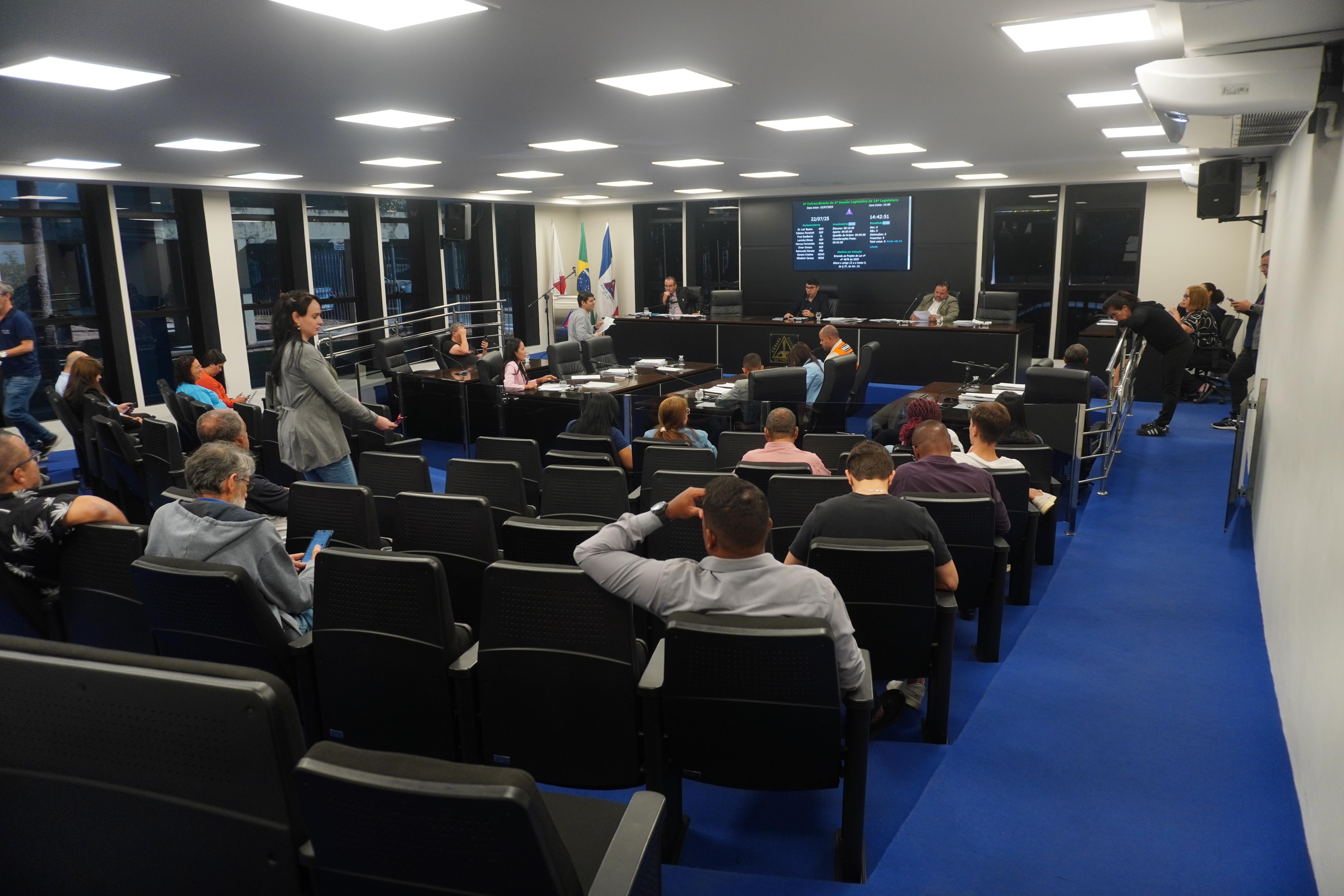 Câmara conclui votação de projetos em reunião extraordinária
