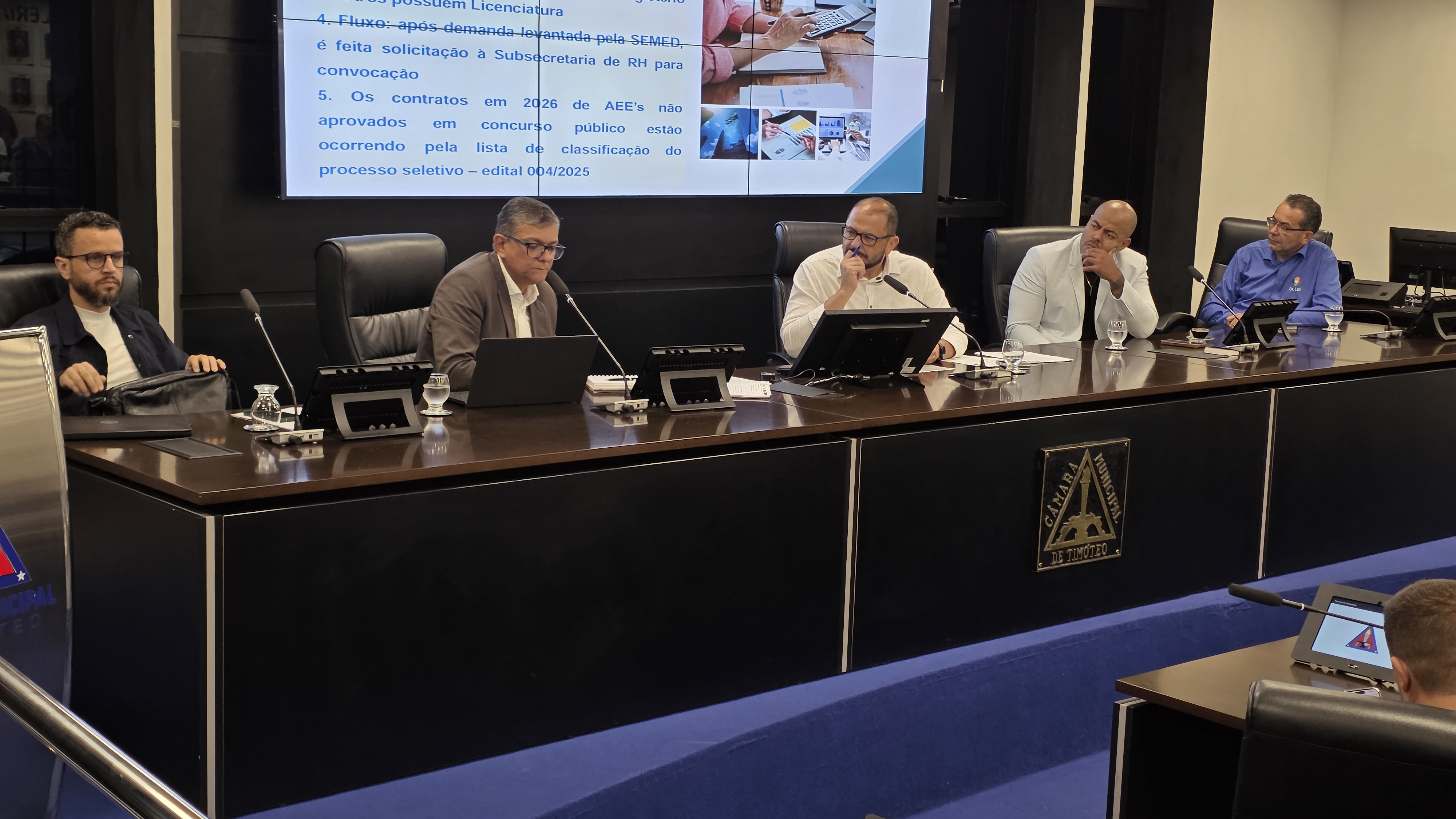 Câmara de Timóteo recebe secretário para debater situação da Educação no município