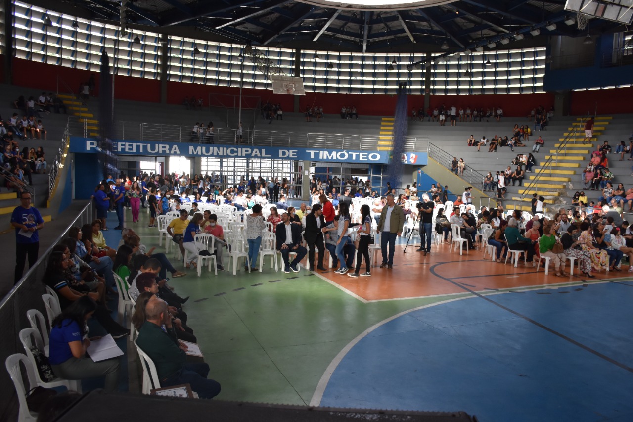 Câmara homenageia funcionários e alunos da Escola Professora Ana Letro