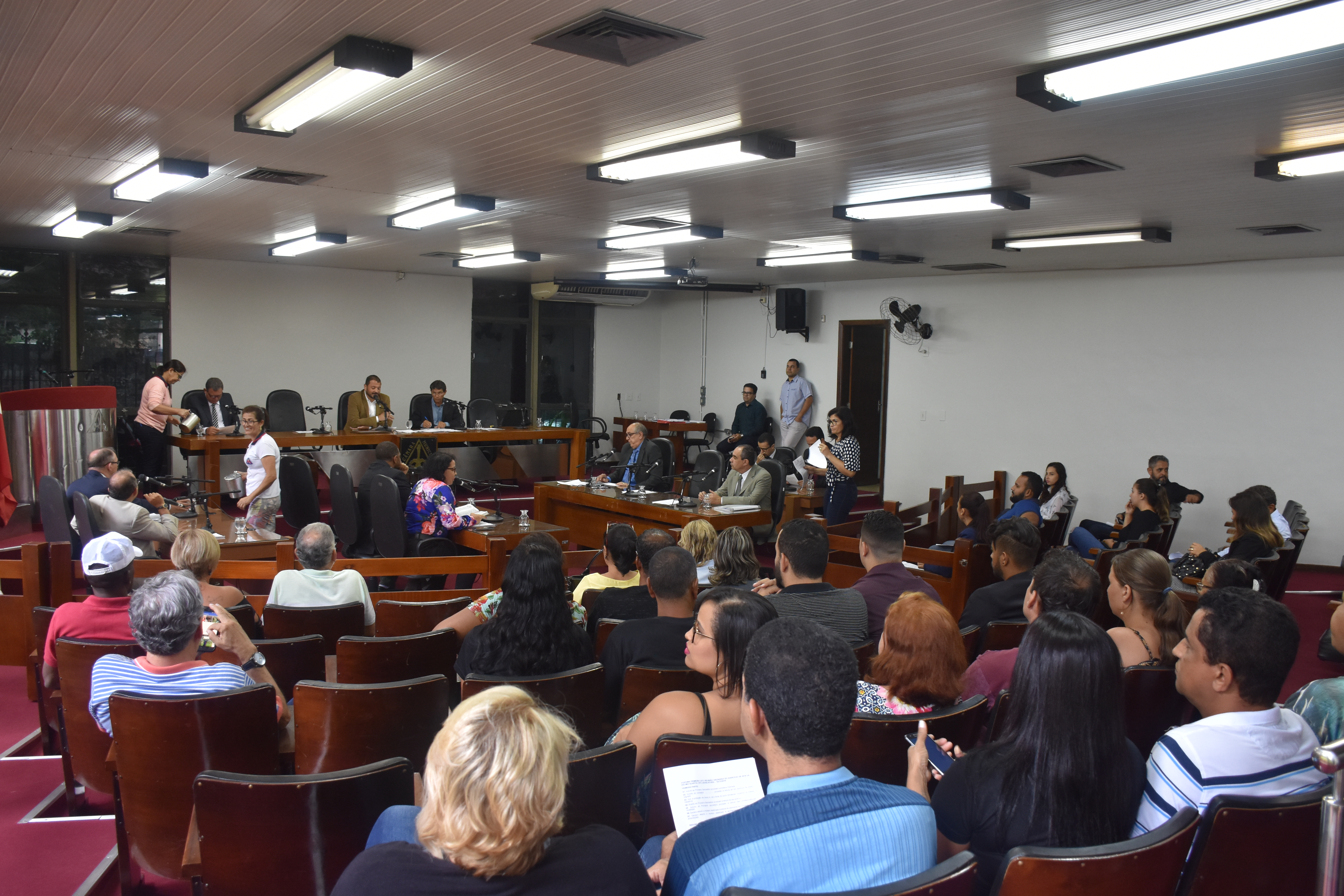 Parlamentares aprovam projetos legislativos em reunião ordinária 