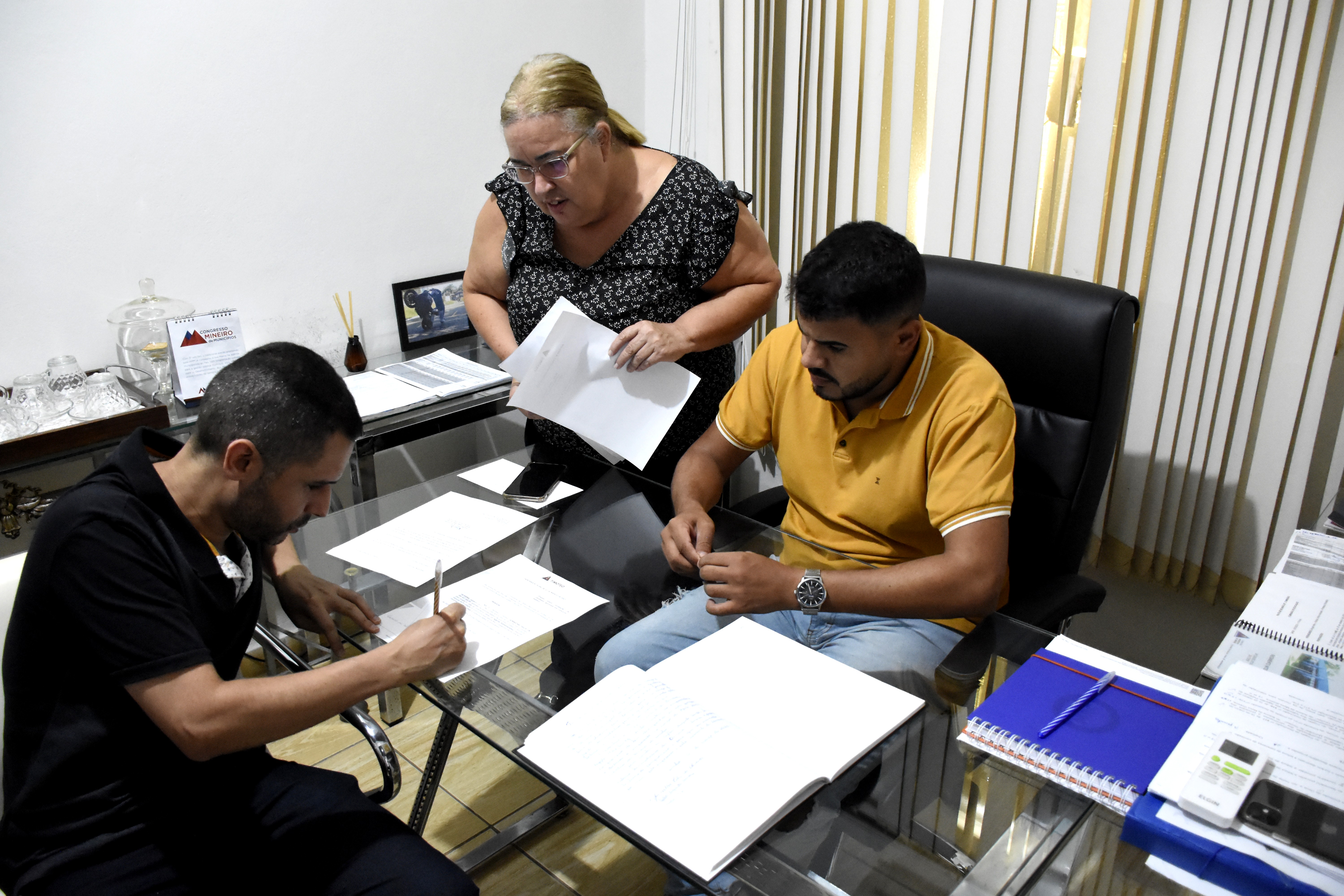 Presidente da Câmara empossa mais um aprovado no concurso